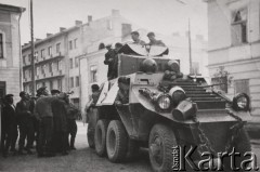 Czerwiec 1941, Sambor, obwód Lwów, Ukraina, ZSRR.
Mieszkańcy miasta ogladają niemiecki pojazd pancerny.
Fot. NN, zbiory Ośrodka KARTA, udostępnił Władysław Raczkowski.