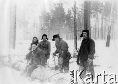 Grudzień 1954, Piskunowka, Krasnojarski Kraj, ZSRR.
Brygada robocza podczas pracy w lesie, na zwalonym drzewie siedzi Wiktor Hajdul.
Fot. NN, zbiory Ośrodka KARTA, udostępniła Maria Hajdul.
