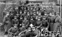 2.11.1939, Palanga (Połąga), Litwa.
Chór żołnierzy polskich internowanych przez Litwinów w Połądze, na odwrocie nieczytelne podpisy.
Fot. NN, zbiory Ośrodka KARTA, udostępniła Teresa Marchnicka.

