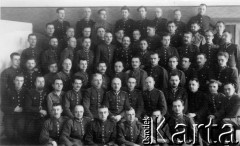 23.04.1940, Wiłkowiszki, Litwa.
Polscy żołnierze internowani w Wiłkowiszkach, na odwrocie nieczytelne podpisy.
Fot. NN, zbiory Ośrodka KARTA, udostępniła Teresa Marchnicka.
