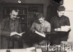 Listopad 1957, Strzelce Opolskie, Polska.
Zakład Karny w Strzelcach Opolskich. Biblioteka.
Fot. NN, zbiory Ośrodka KARTA, udostępnił Mieczysław Smalec
 
