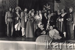 Lipiec 1957, Strzelce Opolskie, Polska.
 Zakład Karny w Strzelcach Opolskich. Zespół teatru więziennego. Siedzą od lewej: Antoni Grobicki, NN, Frankowski - kapo oświęcimski 