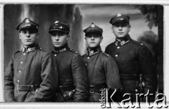 19.03.1928, Brześć n. Bugiem, woj. poleskie, Polska
Żołnierze I Kompanii 9 Samodzielnego Batalionu Łączności, ostatni w szeregu Jan Bartoszewicz (aresztowany po wkroczeniu wojsk radzieckich w 1939 roku w miejscowości Mierwiny, woj. Nowogródek, zaginął).
Fot. NN, zbiory Ośrodka KARTA, udostępnił Ryszard Bartoszewicz