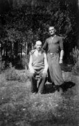 14.08.1942, Puszcza Kurpiowska, Polska.
Józef Więcek, żołnierz oddziału Narodowych Sił Zbrojnych, z ojcem na leśnej polanie w Puszczy Kurpiowskiej. Na odwrocie dedykacja: 