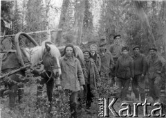 Maj 1955, Kożyn, Komi ASRR, ZSRR.
Stanisława Gortyńska oraz Filip (nazwisko nieznane) zesłaniec; tajga koło Kożyna, 60 km od Inty.
Fot. NN, zbiory Ośrodka KARTA, udostępniła Stanisława Gortyńska.
