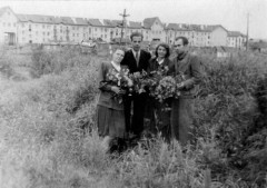 1955, Inta, Komi ASRR, ZSRR.
Więźniowie zwolnieni z łagrów, stoją od lewej: Lena Gołąb-Aleksandrowiczowa, Jerzy Gołąb-Aleksandrowicz, Alicja Sawicka, Edward Bury.
Fot. NN, zbiory Ośrodka KARTA, udostępniła Stanisława Gortyńska.