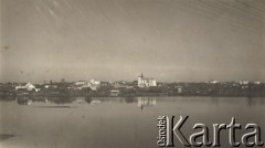 Przed 1939, Stołpce, woj. Nowogródek, Polska.
Stołpce z drugiej strony Niemna, fotografia zrobina z przystani wojskowej przy strażnicy Korpusu Ochrony Pogranicza.
Fot. NN, zbiory Ośrodka KARTA, udostępnił Józef Śnioch.

