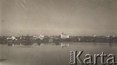 Przed 1939, Stołpce, woj. Nowogródek, Polska.
Stołpce z drugiej strony Niemna, fotografia zrobina z przystani wojskowej przy strażnicy Korpusu Ochrony Pogranicza.
Fot. NN, zbiory Ośrodka KARTA, udostępnił Józef Śnioch.

