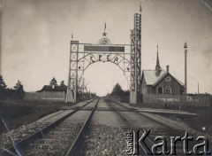 Przed 1939, Stołpce, woj. Nowogródek, Polska.
Polsko-sowieckie przejście graniczne, brama powitalna i strażnica rosyjska, napis na bramie: 