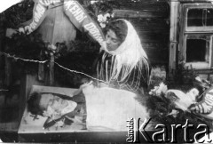 Kwiecień 1943, Bereźniki, Permska obł., ZSRR.
Rozpaczająca kobieta nad otwartą trumną. Pogrzeb deportowanego do ZSRR, tragicznie zmarłego, Mikołaja Pogorleckiego. Zdjęcie przesłała rodzinie w 1955 roku żona zmarłego.
Fot. NN, zbiory Ośrodka KARTA, udostępnił Romuald Pogorlecki