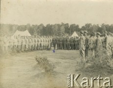 Lipiec 1932, Drohowyże, powiat żydaczowski, województwo stanisławowskie, Polska.
Koncentracja specjalnego plutonu łączności. Na zdięciu m.in. kapr. Władysław Kozar (oznaczony krzyżykiem), plutonowy Stanisław Waszków i szeregowy Stanisław Gajda.
Fot. NN, zbiory Ośrodka KARTA, udostępnił Władysław Kozar