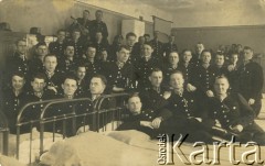 Lata 30-te, Polska.
Funkcjonariusze Policji Państwowej; oznaczony krzyżykiem Władysław Kozar.
Fot. NN, zbiory Ośrodka KARTA, udostępnił Władysław Kozar