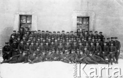 15.03.1931, Lwów, Polska.
Kadra i żołnierze 6 Batalionu Telegraficznego, w trzecim rzędzie pierwszy z lewej stoi Władysław Kozar.
Fot. NN, zbiory Ośrodka Karta, udostepnił Władysław Kozar.