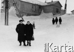 Grudzień 1955, Norylsk, Krasnojarski Kraj, ZSRR.
Anna Kiedyk z mężem przed barakiem, w którym mieszkali po wyjściu z łagru.
Fot. NN, zbiory Ośrodka KARTA, udostępniła Anna Kiedyk