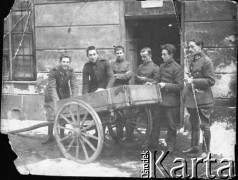 Przed 1939, Polska.
Grupa żołnierzy przed budynkiem. 1. z prawej stoi Stanisław Lenart, legionista - ochotnik z VI klasy gimnazjalnej.
Fot. NN, zbiory Ośrodka KARTA, udostępnił W. Lorenc