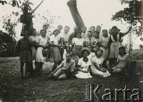 1947, Tengeru, Tanganika, Afryka.
Uczniowie polskiego gimnazjum podczas wycieczki z prof. Jakubem Hofmanem.
Fot. NN, zbiory Ośrodka KARTA, udostępnił Juliusz Leon Szafrański.