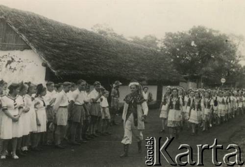 3.05.1948, Tengeru, Tanganika, Afryka.
Najprawdopodobniej defilada z okazji Święta 3-go Maja.
Fot. NN, zbiory Ośrodka KARTA, udostępnił Juliusz Leon Szafrański.