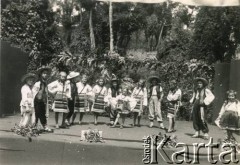 1945, Tengeru, Tanganika, Afryka.
Grupa wychowanków sierocińca podczas przedstawienia.
Fot. NN, zbiory Ośrodka KARTA, udostępnił Juliusz Leon Szafrański.