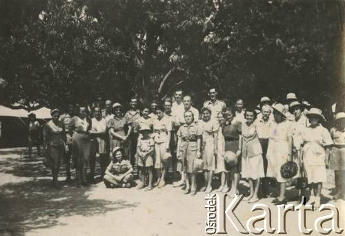 29.03.1944, Karaczi, Indie.
Grupa osób na tle namiotu. Oryginalny podpis: 