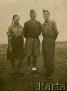 1942, Pahlevi, Iran.
Maria Rogińska , Marian Rogiński (ojciec) i Romuald Rogiński nad brzegiem Morza Kaspijskiego.
Fot. NN, zbiory Ośrodka KARTA, udostępniła Maria Wierzchowska