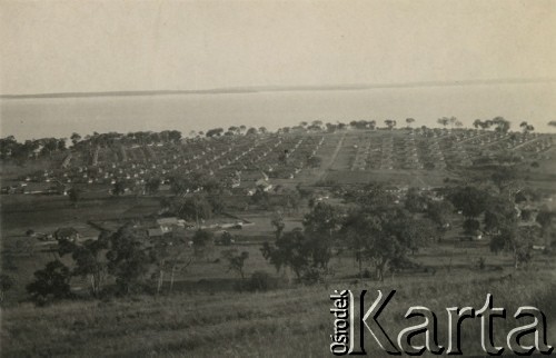 9.01.1947, Koja, Uganda.
Osiedle dla polskich uchodźców, głębi widoczne jezioro Wiktoria z pasmem wysp Kome na horyzoncie. [W osiedlu Koja w latach 1942-1948 mieszkało ok. 3000 Polaków, którzy z żołnierzami Armii Andersa zostali ewakuowani z ZSRR do Iranu, a później do Afryki].
Fot. NN, zbiory Ośrodka KARTA , udostępniła Maria Wierzchowska [AW - II/1681]