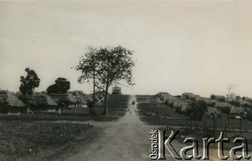 1947, Koja, Uganda.
Główna ulica osiedla. Na szczycie widoczna kaplica. [W osiedlu Koja w latach 1942-1948 mieszkało ok. 3000 Polaków, którzy z żołnierzami Armii Andersa zostali ewakuowani z ZSRR do Iranu, a później do Afryki].
Fot. NN, zbiory Ośrodka KARTA , udostępniła Maria Wierzchowska [AW - II/1681]