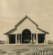 ok. 1947, Koja, Uganda.
Kaplica w polskim osiedlu [ W Koja w latach 1942-1948 mieszkało ok. 3000 Polaków, którzy z żołnierzami Armii Andersa zostali ewakuowani do Iranu].
Fot. NN, zbiory Ośrodka KARTA , udostępniła Maria Wierzchowska [AW - II/1681]