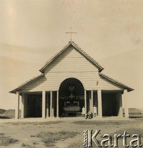 ok. 1947, Koja, Uganda.
Kaplica w polskim osiedlu [ W Koja w latach 1942-1948 mieszkało ok. 3000 Polaków, którzy z żołnierzami Armii Andersa zostali ewakuowani do Iranu].
Fot. NN, zbiory Ośrodka KARTA , udostępniła Maria Wierzchowska [AW - II/1681]