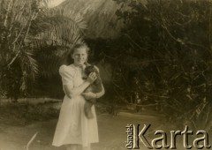 1943-1948, Koja, Uganda.
Maria Rogińska z kotem Feliksem. [W osiedlu Koja w latach 1942-1948 mieszkało ok. 3000 Polaków, którzy z żołnierzami Armii Andersa zostali ewakuowani do Iranu].
Fot. NN, zbiory Ośrodka KARTA , udostępniła Maria Wierzchowska [AW - II/1681]