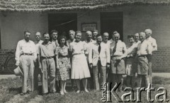 1944, Koja, Uganda.
Przedstawiciel Polskiej Delegatury na Afrykę Mikołaj Szyszkowski z pracownikami administracji. [W osiedlu Koja w latach 1942-1948 mieszkało ok. 3000 Polaków, którzy z żołnierzami Armii Andersa zostali ewakuowani do Iranu].
Fot. NN, zbiory Ośrodka KARTA, udostępniła Maria Wierzchowska [AW - II/1681]