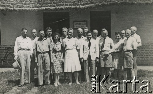 1944, Koja, Uganda.
Przedstawiciel Polskiej Delegatury na Afrykę Mikołaj Szyszkowski z pracownikami administracji. [W osiedlu Koja w latach 1942-1948 mieszkało ok. 3000 Polaków, którzy z żołnierzami Armii Andersa zostali ewakuowani do Iranu].
Fot. NN, zbiory Ośrodka KARTA, udostępniła Maria Wierzchowska [AW - II/1681]