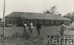 1944, Koja, Uganda.
Miejscowa ludność przed świetlicą w osiedlu dla polskich uchodźców. [W osiedlu Koja w latach 1942-1948 mieszkało ok. 3000 Polaków, którzy z żołnierzami Armii Andersa zostali ewakuowani do Iranu].
Fot. NN, zbiory Ośrodka KARTA , udostępniła Maria Wierzchowska [AW - II/1681]