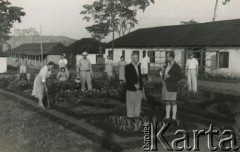 1944, Koja, Uganda.
Mieszkańcy osiedla pracują w ogrodzie. W głębi widać budynki, w których mieścił się szpital. [W osiedlu Koja w latach 1942-1948 mieszkało ok. 3000 Polaków, którzy z żołnierzami Armii Andersa zostali ewakuowani do Iranu].
Fot. NN, zbiory Ośrodka KARTA , udostępniła Maria Wierzchowska [AW - II/1681]