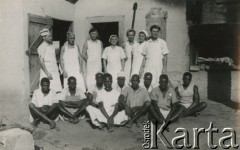 1944, Koja, Uganda.
Pracownicy piekarni: polscy mieszkańcy osiedla i murzyni z pobliskich wiosek zatrudnieni przez administrację osiedla. [W osiedlu Koja w latach 1942-1948 mieszkało ok. 3000 Polaków, którzy z żołnierzami Armii Andersa zostali ewakuowani z ZSRR do Iranu, a później do Afryki].
Fot. NN, zbiory Ośrodka KARTA , udostępniła Maria Wierzchowska [AW - II/1681]