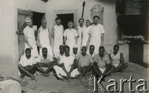 1944, Koja, Uganda.
Pracownicy piekarni: polscy mieszkańcy osiedla i murzyni z pobliskich wiosek zatrudnieni przez administrację osiedla. [W osiedlu Koja w latach 1942-1948 mieszkało ok. 3000 Polaków, którzy z żołnierzami Armii Andersa zostali ewakuowani z ZSRR do Iranu, a później do Afryki].
Fot. NN, zbiory Ośrodka KARTA , udostępniła Maria Wierzchowska [AW - II/1681]