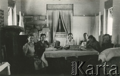 1944, Koja, Uganda.
Warsztat hafciarski. [W osiedlu Koja w latach 1942-1948 mieszkało ok. 3000 Polaków, którzy z żołnierzami Armii Andersa zostali ewakuowani z ZSRR do Iranu, a później do Afryki].
Fot. NN, zbiory Ośrodka KARTA , udostępniła Maria Wierzchowska [AW - II/1681]