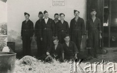 1944, Koja, Uganda.
Pracownicy warsztatu kowalsko-ślusarskiego. [W osiedlu Koja w latach 1942-1948 mieszkało ok. 3000 Polaków, którzy z żołnierzami Armii Andersa zostali ewakuowani z ZSRR do Iranu, a później do Afryki].
Fot. NN, zbiory Ośrodka KARTA , udostępniła Maria Wierzchowska [AW - II/1681]