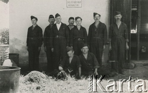 1944, Koja, Uganda.
Pracownicy warsztatu kowalsko-ślusarskiego. [W osiedlu Koja w latach 1942-1948 mieszkało ok. 3000 Polaków, którzy z żołnierzami Armii Andersa zostali ewakuowani z ZSRR do Iranu, a później do Afryki].
Fot. NN, zbiory Ośrodka KARTA , udostępniła Maria Wierzchowska [AW - II/1681]