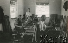 1944, Koja, Uganda.
Warsztat szewski. [W osiedlu Koja w latach 1942-1948 mieszkało ok. 3000 Polaków, którzy z żołnierzami Armii Andersa zostali ewakuowani z ZSRR do Iranu, a później do Afryki].
Fot. NN, zbiory Ośrodka KARTA , udostępniła Maria Wierzchowska [AW - II/1681]