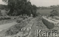 1944, Koja, Uganda.
Polscy pracują w cegielni nad brzegiem jeziora Wiktoria. [[W osiedlu Koja w latach 1942-1948 mieszkało ok. 3000 Polaków, którzy z żołnierzami Armii Andersa zostali ewakuowani z ZSRR do Iranu, a później do Afryki].
Fot. NN, zbiory Ośrodka KARTA , udostępniła Maria Wierzchowska [AW - II/1681]