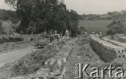 1944, Koja, Uganda.
Polscy pracują w cegielni nad brzegiem jeziora Wiktoria. [[W osiedlu Koja w latach 1942-1948 mieszkało ok. 3000 Polaków, którzy z żołnierzami Armii Andersa zostali ewakuowani z ZSRR do Iranu, a później do Afryki].
Fot. NN, zbiory Ośrodka KARTA , udostępniła Maria Wierzchowska [AW - II/1681]