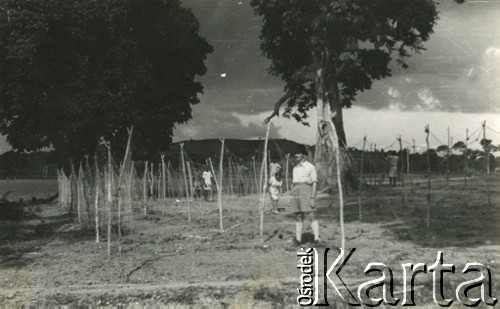 1944, Koja, Uganda.
Suszenie sieci po połowie ryb. Na zdjęciu kierownik obozu p. Modzelewski. [W osiedlu Koja w latach 1942-1948 mieszkało ok. 3000 Polaków, którzy z żołnierzami Armii Andersa zostali ewakuowani z ZSRR do Iranu, a później do Afryki].
Fot. NN, zbiory Ośrodka KARTA , udostępniła Maria Wierzchowska [AW - II/1681]