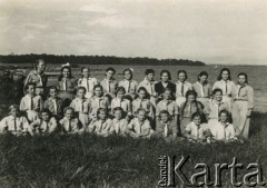 1943, Koja, Uganda.
Drużyna harcerek nad zatoką jeziora Wiktoria. [W osiedlu Koja w latach 1942-1948 mieszkało ok. 3000 Polaków, którzy z żołnierzami Armii Andersa zostali ewakuowani z ZSRR do Iranu, a później do Afryki].
Fot. NN, zbiory Ośrodka KARTA , udostępniła Maria Wierzchowska [AW - II/1681]