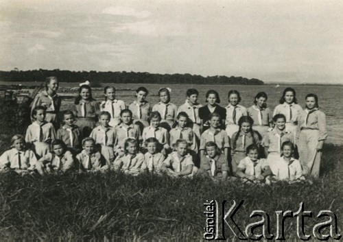 1943, Koja, Uganda.
Drużyna harcerek nad zatoką jeziora Wiktoria. [W osiedlu Koja w latach 1942-1948 mieszkało ok. 3000 Polaków, którzy z żołnierzami Armii Andersa zostali ewakuowani z ZSRR do Iranu, a później do Afryki].
Fot. NN, zbiory Ośrodka KARTA , udostępniła Maria Wierzchowska [AW - II/1681]