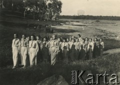 1944, Koja, Uganda.
Drużyna harcerek w drodze na ćwiczenia. [W osiedlu Koja w latach 1942-1948 mieszkało ok. 3000 Polaków, którzy z żołnierzami Armii Andersa zostali ewakuowani z ZSRR do Iranu, a później do Afryki].
Fot. NN, zbiory Ośrodka KARTA , udostępniła Maria Wierzchowska [AW - II/1681]