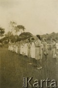 14.07.1944, Koja, Uganda.
Przyrzeczenie drużyny harcerek [W osiedlu Koja w latach 1942-1948 mieszkało ok. 3000 Polaków, którzy z żołnierzami Armii Andersa zostali ewakuowani z ZSRR do Iranu, a później do Afryki].
Fot. NN, zbiory Ośrodka KARTA , udostępniła Maria Wierzchowska [AW - II/1681]