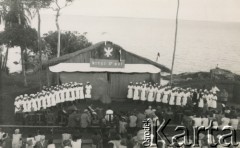 3.05.1943 , Koja, Uganda.
Akademia z okazji święta Konstytucji 3 maja.[W osiedlu Koja w latach 1942-1948 mieszkało ok. 3000 Polaków, którzy z żołnierzami Armii Andersa zostali ewakuowani z ZSRR do Iranu, a później do Afryki].
Fot. NN, zbiory Ośrodka KARTA , udostępniła Maria Wierzchowska [AW - II/1681]