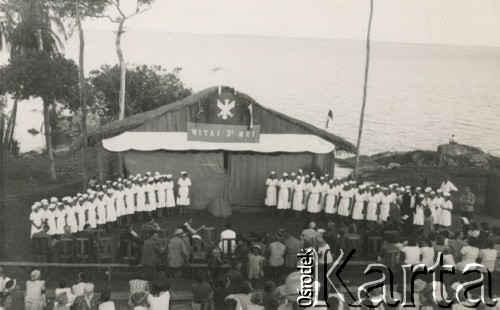 3.05.1943 , Koja, Uganda.
Akademia z okazji święta Konstytucji 3 maja.[W osiedlu Koja w latach 1942-1948 mieszkało ok. 3000 Polaków, którzy z żołnierzami Armii Andersa zostali ewakuowani z ZSRR do Iranu, a później do Afryki].
Fot. NN, zbiory Ośrodka KARTA , udostępniła Maria Wierzchowska [AW - II/1681]