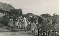 1944, Koja, Uganda.
Dzieci podczas procesji Bożego Ciała. [W osiedlu Koja w latach 1942-1948 mieszkało ok. 3000 Polaków, którzy z żołnierzami Armii Andersa zostali ewakuowani z ZSRR do Iranu, a później do Afryki].
Fot. NN, zbiory Ośrodka KARTA , udostępniła Maria Wierzchowska [AW - II/1681]