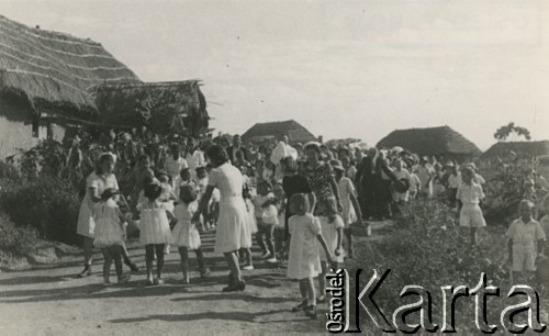 1944, Koja, Uganda.
Dzieci podczas procesji Bożego Ciała. [W osiedlu Koja w latach 1942-1948 mieszkało ok. 3000 Polaków, którzy z żołnierzami Armii Andersa zostali ewakuowani z ZSRR do Iranu, a później do Afryki].
Fot. NN, zbiory Ośrodka KARTA , udostępniła Maria Wierzchowska [AW - II/1681]